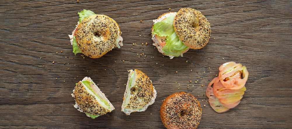Bagels con tartare di salmone