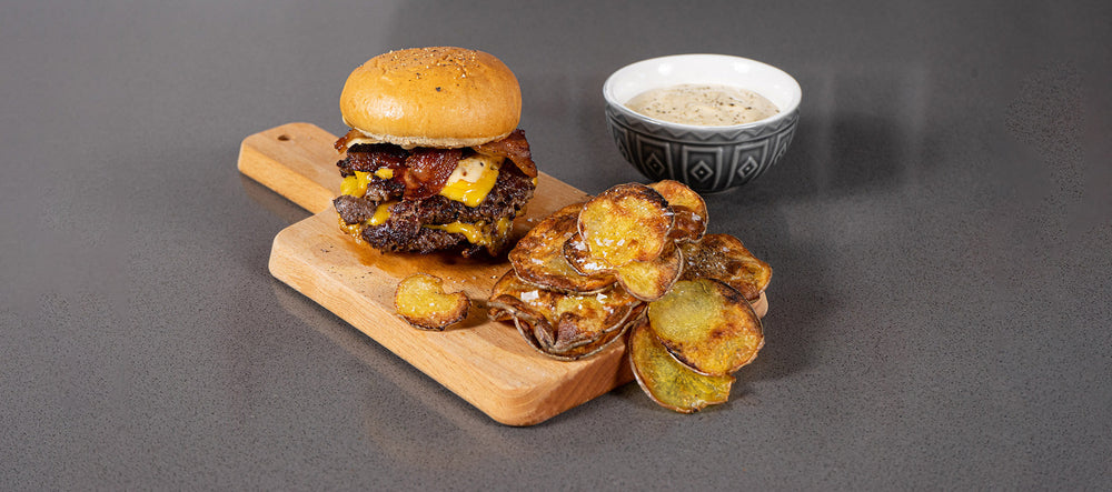Bacon Cheese Burger con maionese tartufata e patate fritte