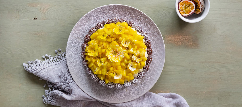 Torta con crema chantilly e frutti tropicali