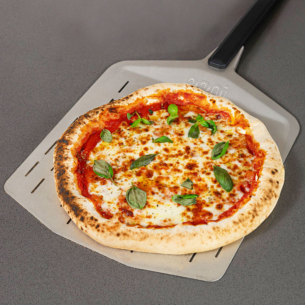 Pizza margherita con cornicione ripieno