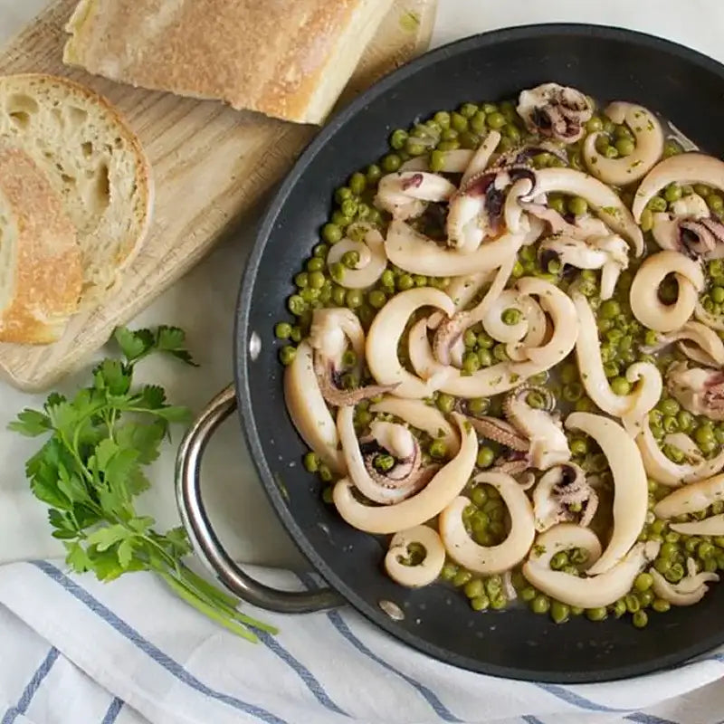 Tintenfisch mit Erbsen in heller Soße