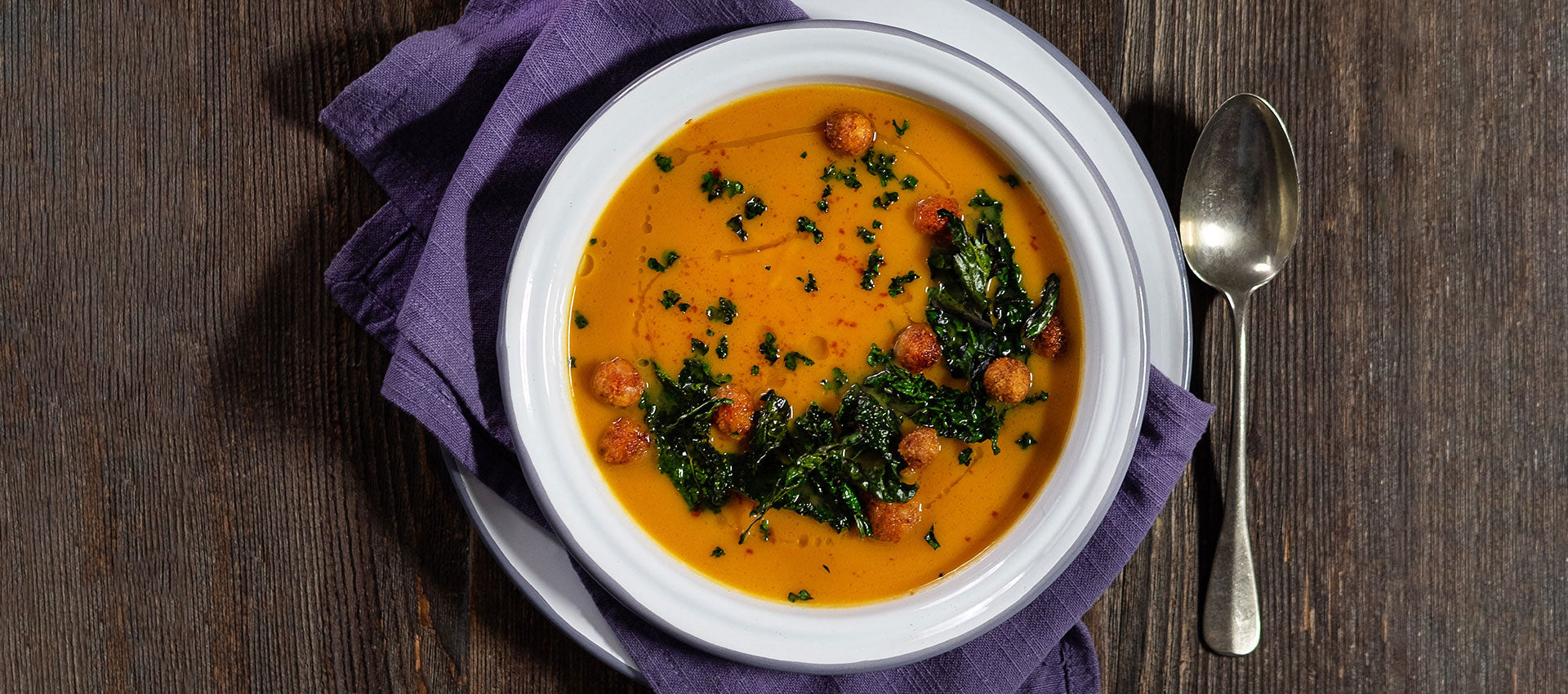 Vellutata di patate dolci, chips di cavolo nero e ceci croccanti