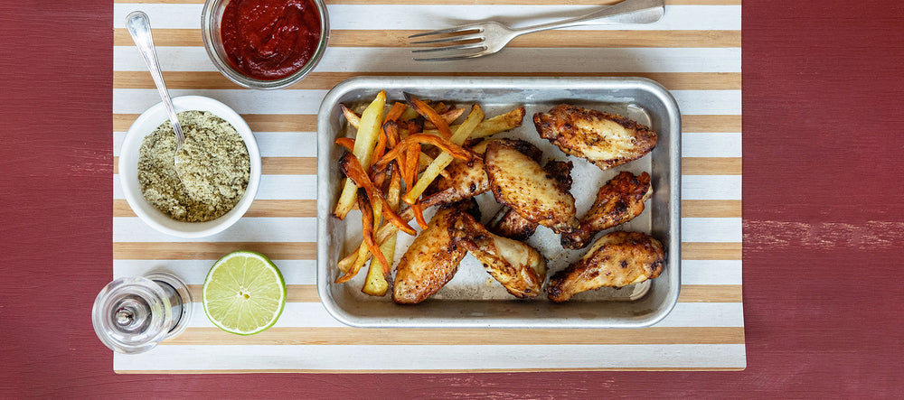 Alette di pollo in salsa bbq con chips di patate