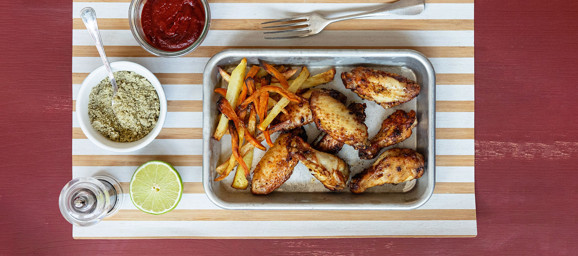 Alette di pollo in salsa bbq con chips di patate