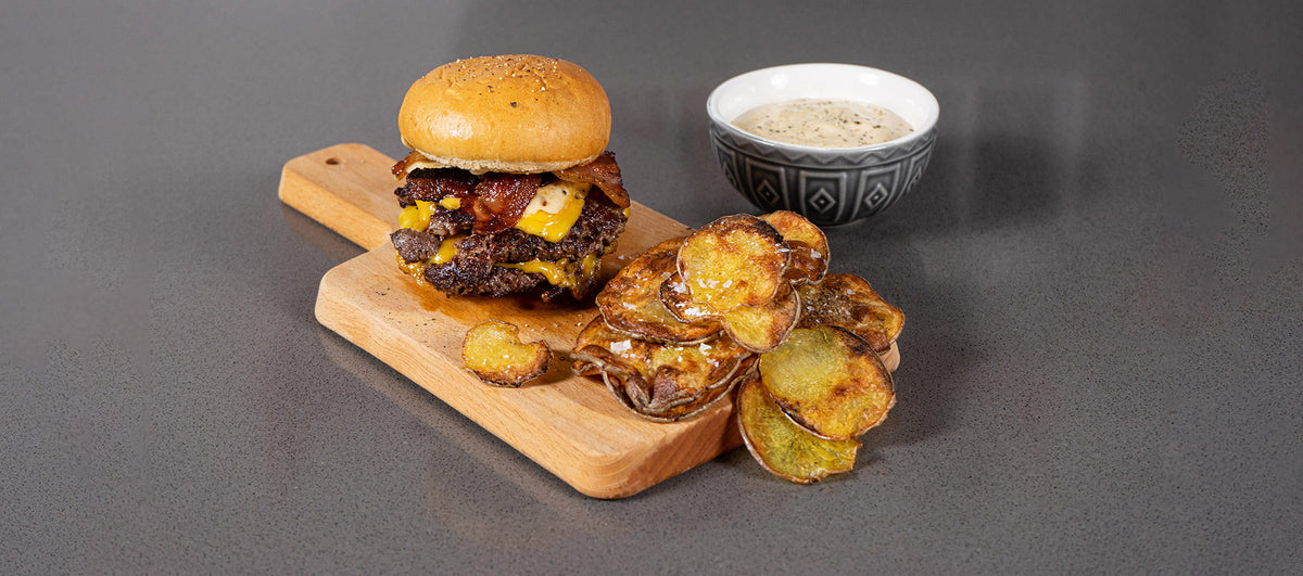 Bacon Cheese Burger con maionese tartufata e patate fritte