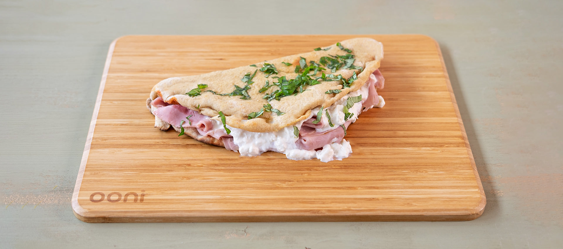 Calzone aperto con prosciutto e burrata