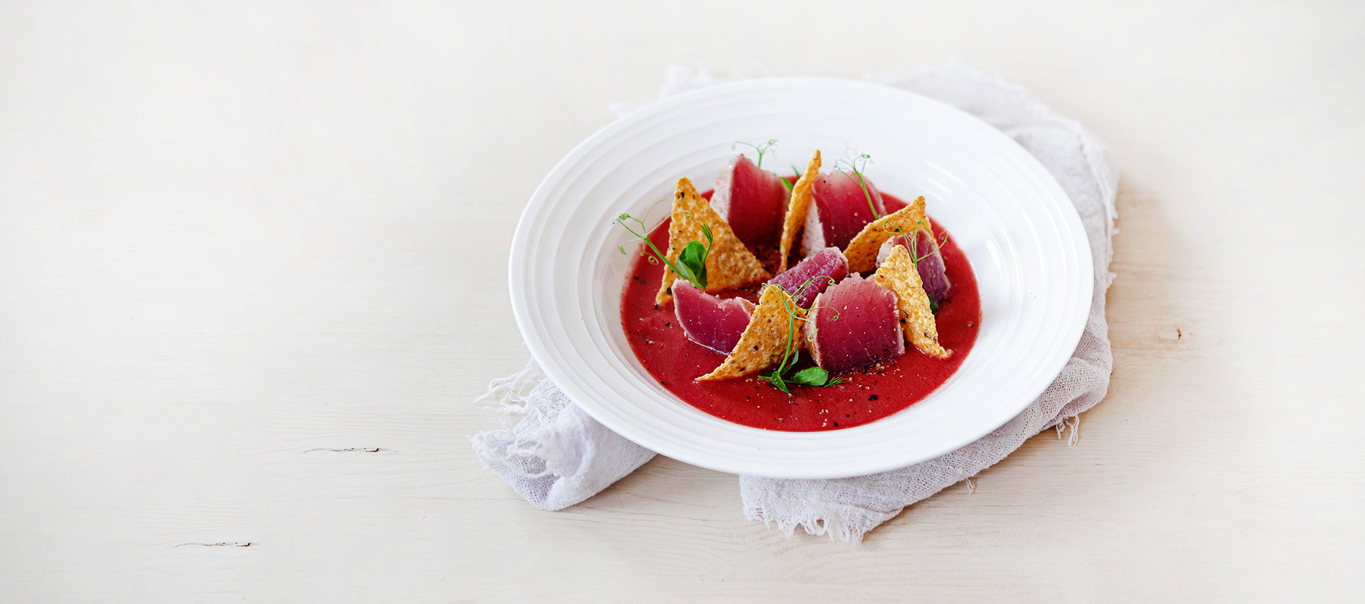 Wassermelonen-Gazpacho mit angebratenem Thunfisch