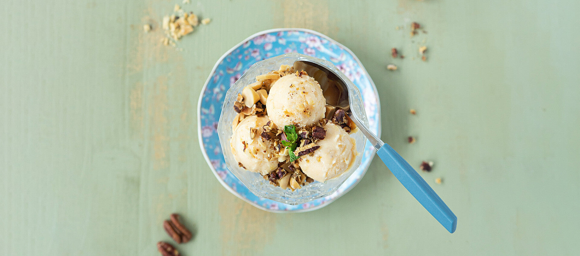 Gelato tropicale con frutta secca