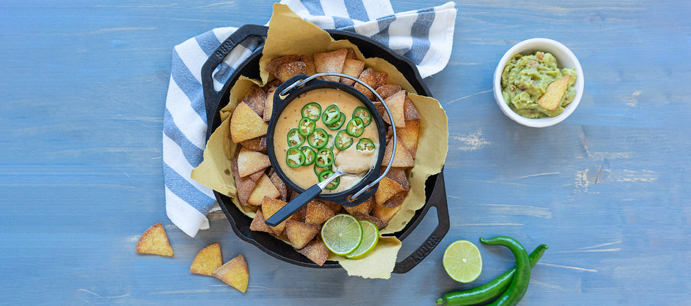 Nachos con salsa al cheddar