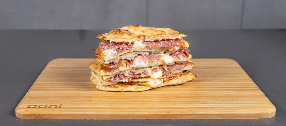 Pinsa con gorgonzola, finocchiona e fichi