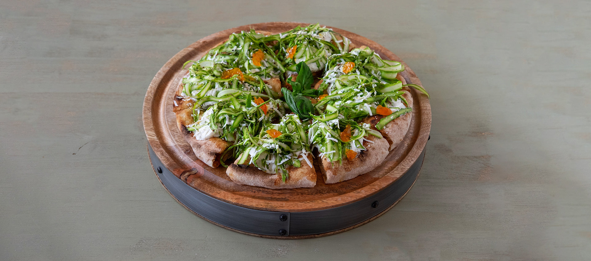Pizza con burrata, asparagi e uovo marinato