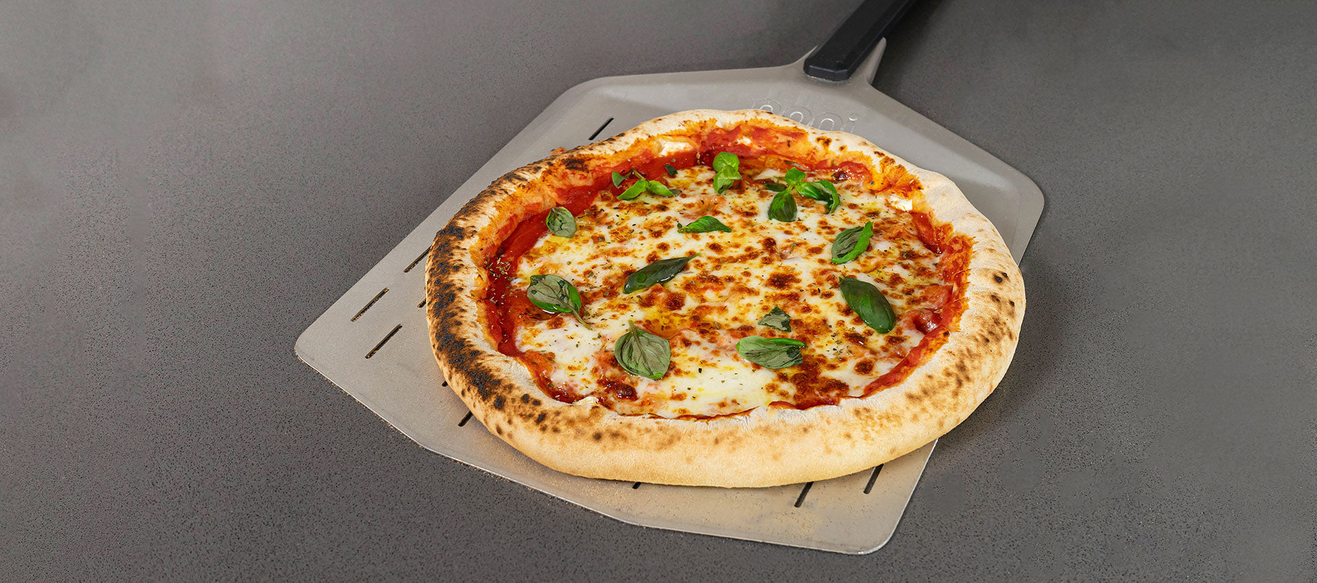 Pizza margherita con cornicione ripieno