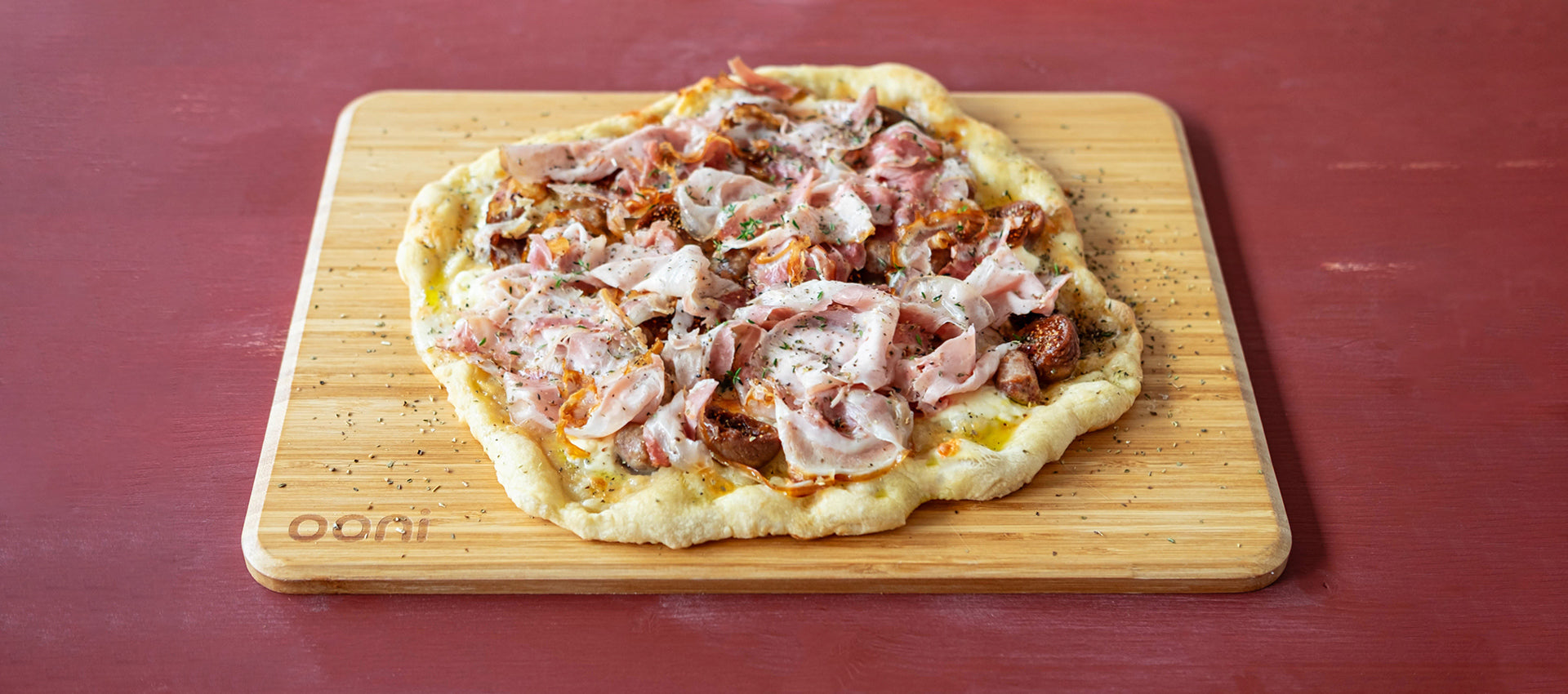 Pizza con salsiccia, pancetta e fichi