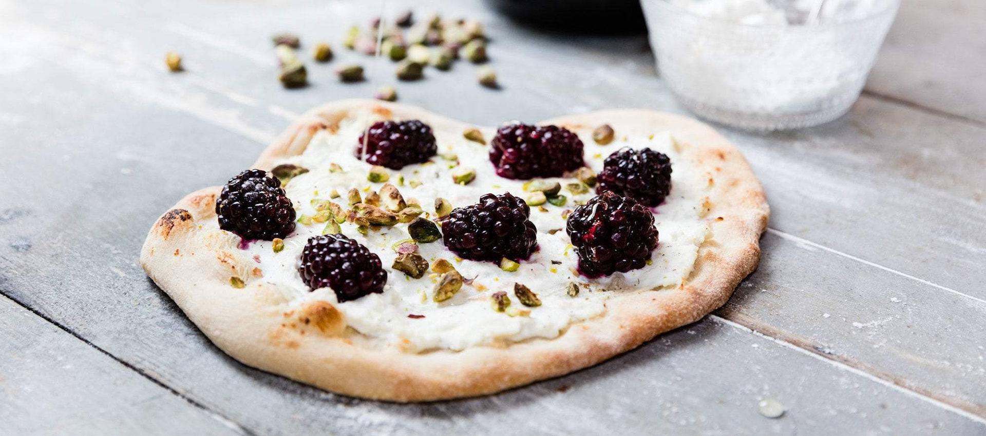 Pizza dolce con ricotta, more e pistacchio