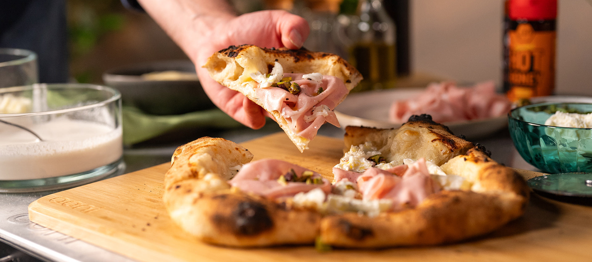 Pizza con mortadella, burrata e pistacchi