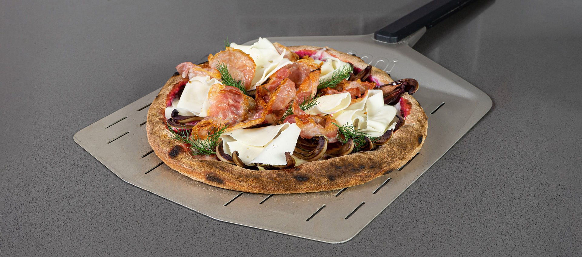 Pizza con crema di barbabietola, radicchio, pancetta croccante