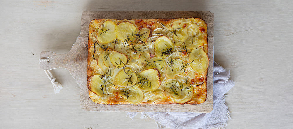 Pizza in teglia con patate e cipolle