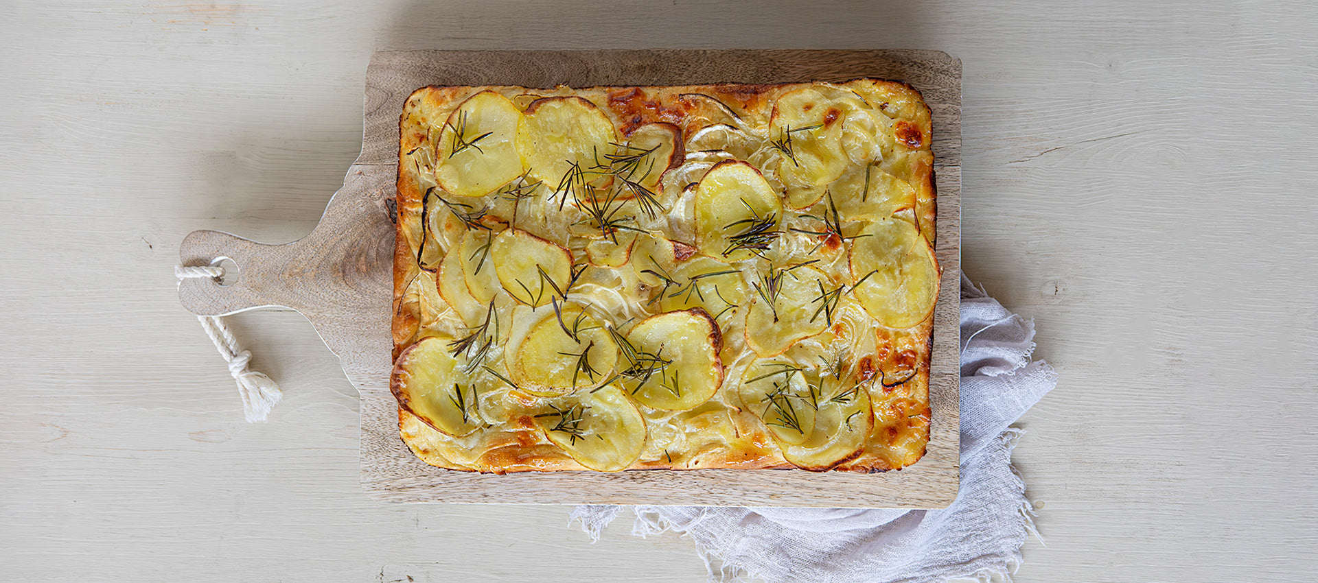 Pizza in teglia con patate e cipolle