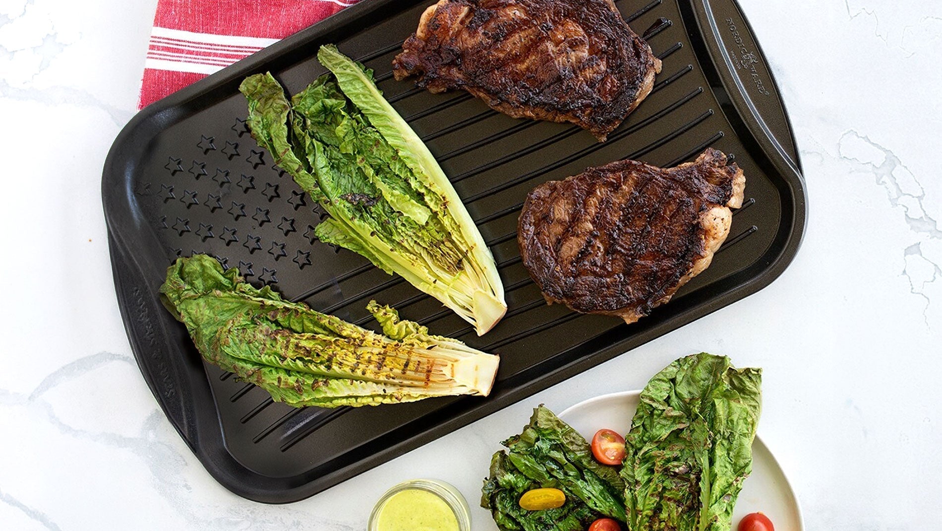 Ribeye con salsa cremosa alle erbe e lattuga romana grigliata