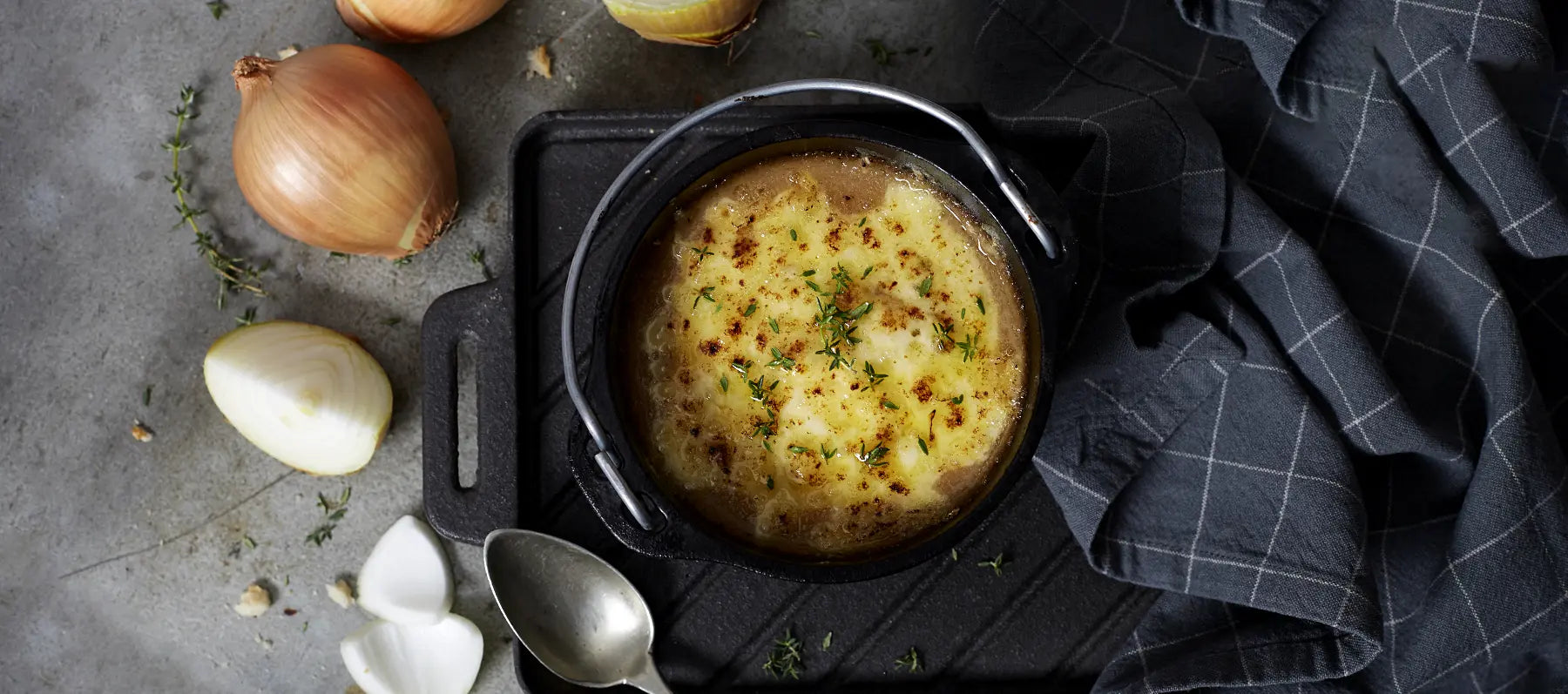 Zuppa di cipolle gratinate al groviera