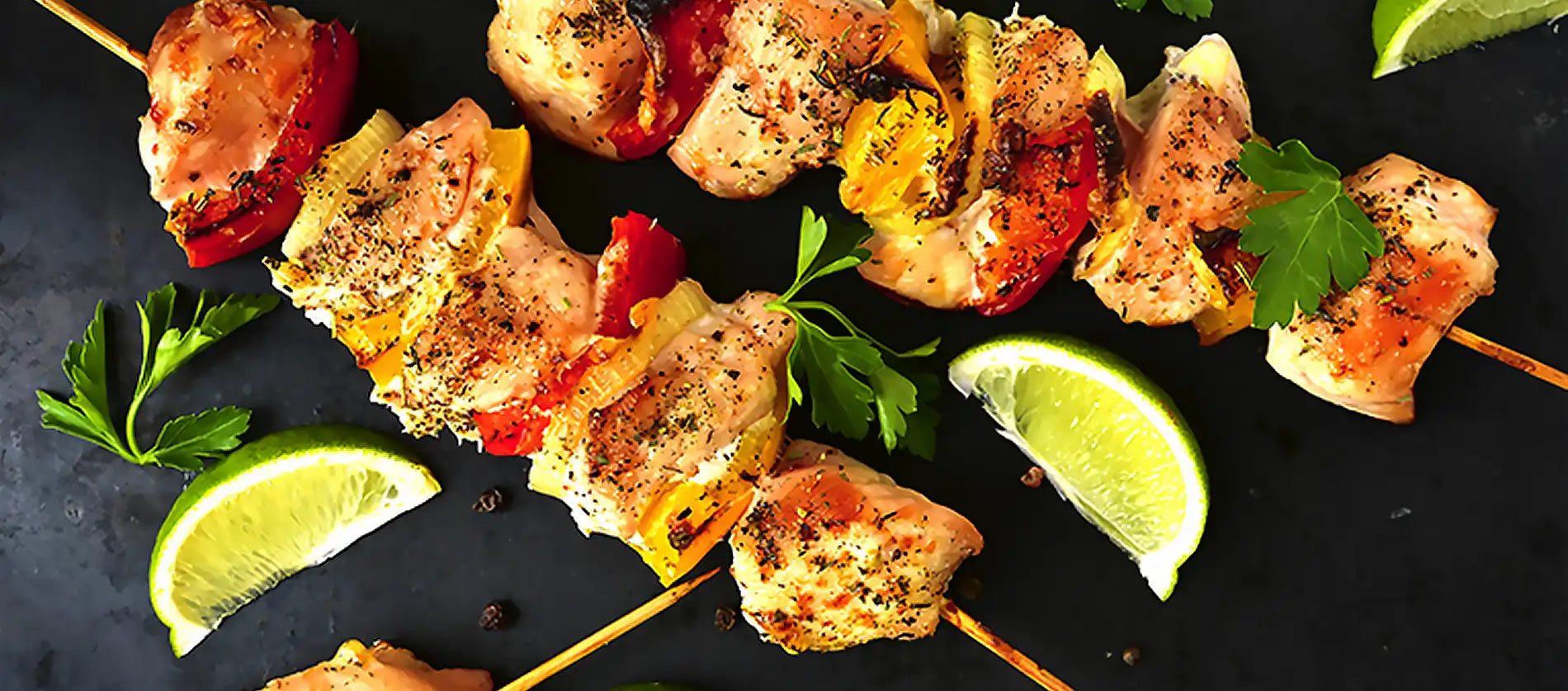 Spiedini di petto di tacchino marinati con miele e succo di lime