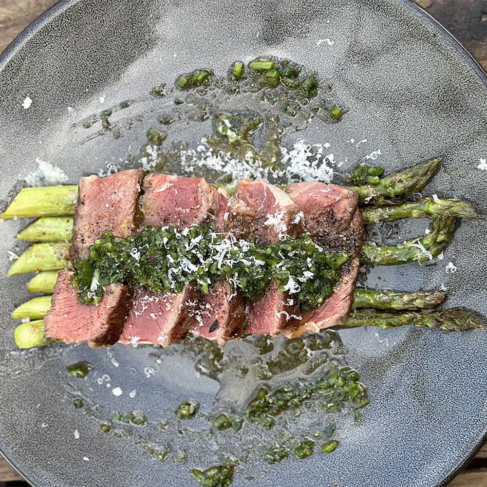 Bistecca alla griglia con asparagi, burro affumicato e salsa all'aglio orsino