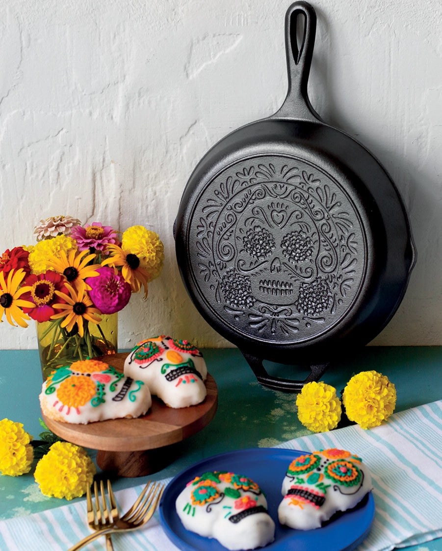 La bistecchiera in ghisa Lodge ispirata al Día de los Muertos, pensata per cotture perfette e ricche di sapore. Un'edizione davvero speciale!