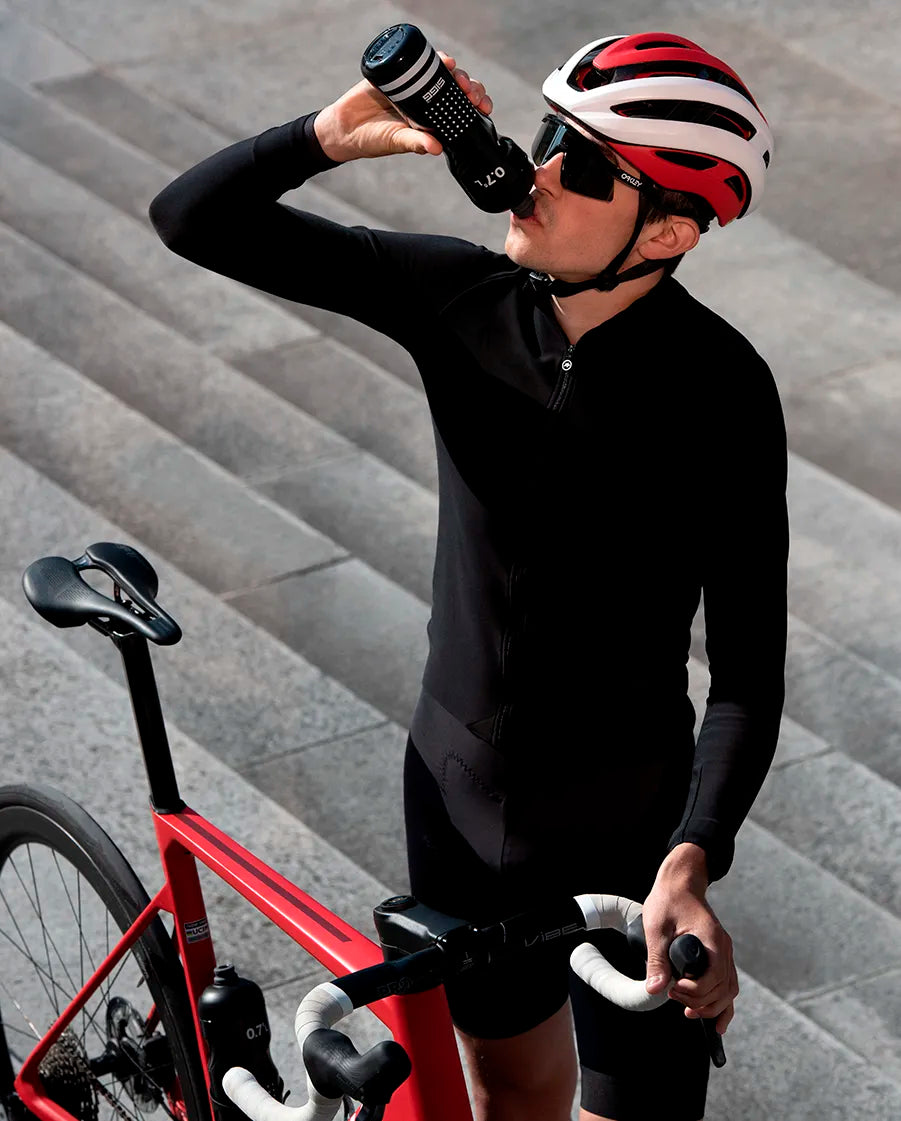 Papà in bici, borraccia in mano: la festa del papà non è mai stata così idratante