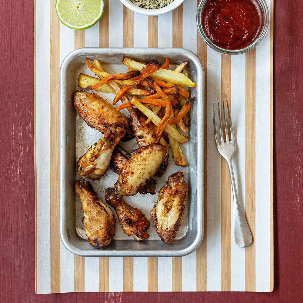 Alette di pollo in salsa bbq con chips di patate
