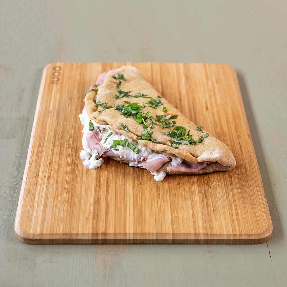 Calzone aperto con prosciutto e burrata