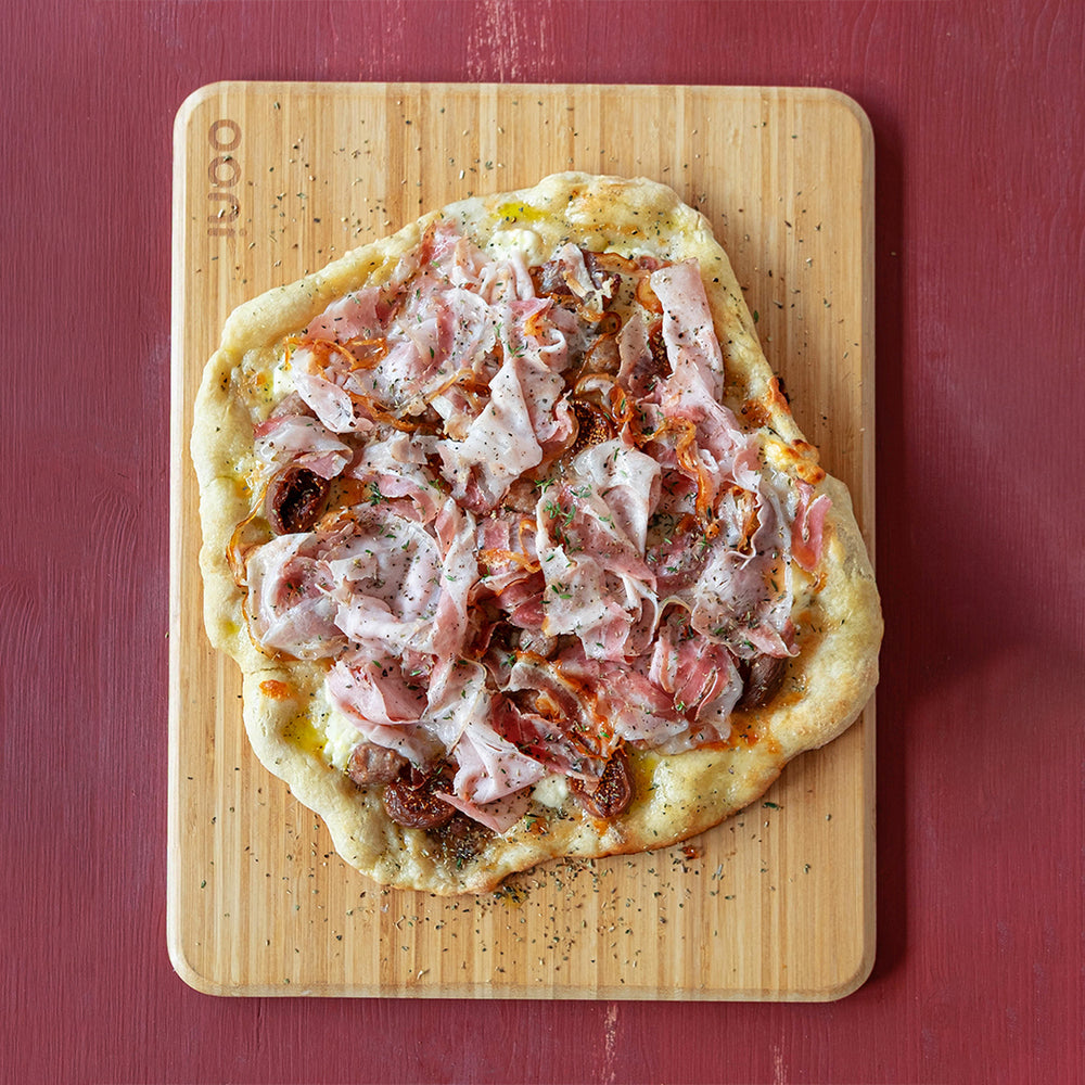 Pizza con salsiccia, pancetta e fichi
