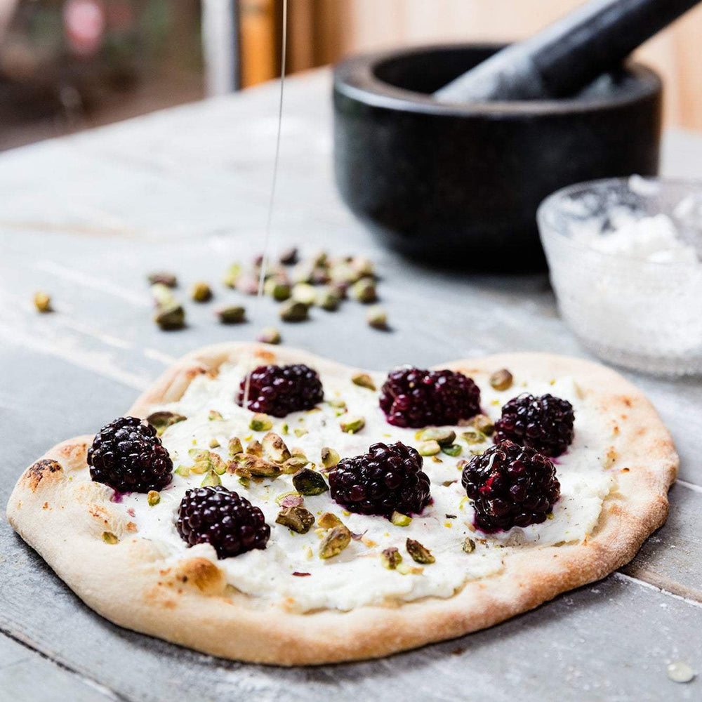 Pizza dolce con ricotta, more e pistacchio