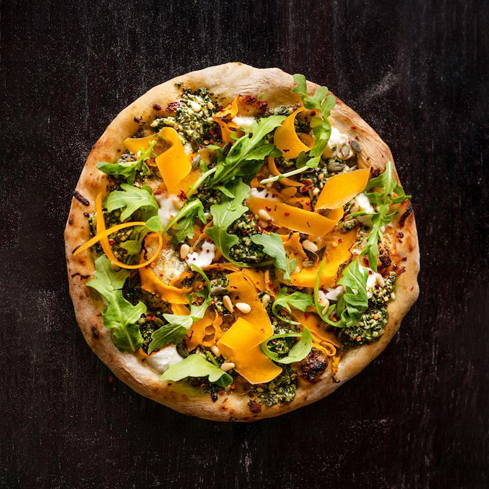 Pizza con zucca, burrata e pesto