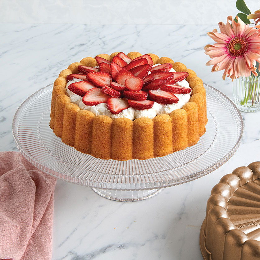 Zitronen-Ricotta-Kuchen mit Schlagsahne Zitronen-Ricotta-Kuchen mit Schlagsahne